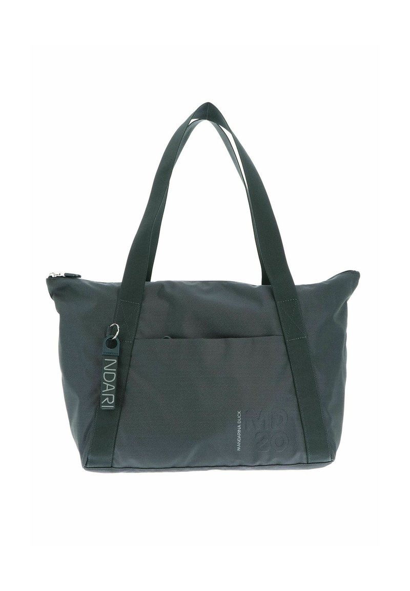 Sac fourre-tout vert foncé en tissu texturé, doté de deux poignées courtes et d'une poche zippée à l'avant. Inclut une étiquette de marque et un détail de logo.
