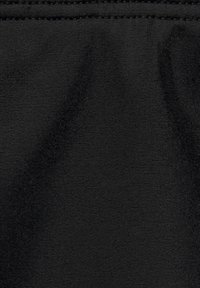 Tissu noir avec une surface texturée, montrant un subtil motif tissé. Les bords sont finis par une couture propre. Dans l'ensemble, un aspect mat.