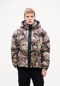 Puffjakke med et flerfarvet camouflage-mønster, udstyret med hætte, frontlynlås og elastiske manchetter, lavet af syntetiske materialer.