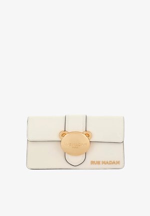 Portafoglio rettangolare color crema con chiusura a forma di orso dorato e scritta "RUE MADAM" in rilievo sulla patta frontale.