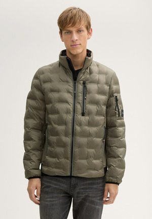 Grüne Pufferjacke mit steppdesign, hohem Kragen, durchgehendem Reißverschluss und seitlichen Reißverschlusstaschen. Glattes, leichtes Material mit matter Oberfläche.