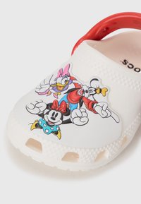 Biele šľapky v štýle kroks s červeným popruhom, na vrchu sú farebné karikatúry: Mickey, Minnie, Donald, Daisy a Goofy.