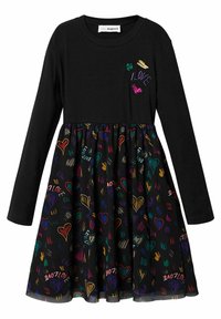 Czarna sukienka z długim rękawem, z prążkowanym topem i rozkloszowaną spódnicą z kolorowymi wzorami serc oraz haftowanymi akcentami z napisem "LOVE".