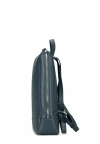 Sac à dos en cuir bleu foncé avec une finition texturée, doté d'une fermeture éclair latérale et de bretelles réglables pour le confort.