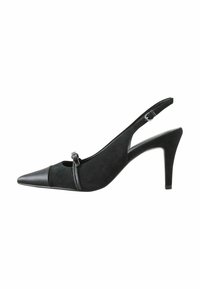Sandale negre din suede cu toc înalt, cu vârful din piele ascuțit și o curea mică cu cataramă pe partea superioară.