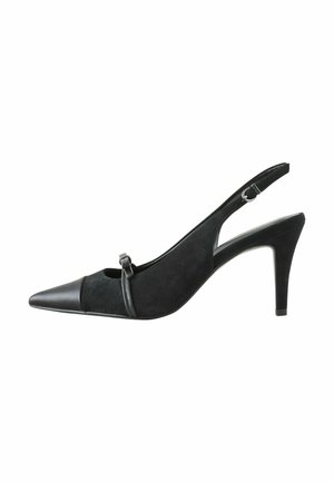 Musta mokkanahka-slingback-korkokenkä, jossa on kärjessä nahka ja pieni solkipanta yläosassa.