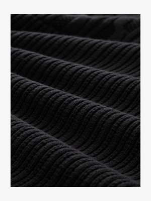 Zwart getextureerd stof met verhoogde golfpatronen. Het materiaal lijkt zacht en licht pluche, met diepe tonale variaties over het oppervlak.