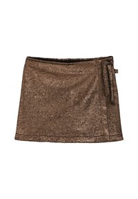 Brūna metāliska mini svārku ar gludu tekstūru, kas izceļas ar pārklājošu dizainu un saites akcentu sānos. Pabeigts ar taisnu apakšu.