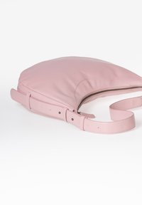 Borsa a spalla in pelle rosa con forma curva, chiusura a zip e tracolla regolabile. Texture liscia con minimi accenti in metallo.