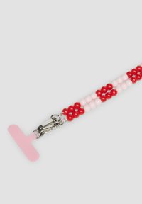 Parelsling met afwisselend rode en roze kralen, zilverkleurige hardware, met een roze, gestructureerde T-vormige uiteinde voor bevestiging.