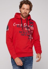 Camp David MIT LOGO ARTWORKS Kapuzenpullover mission red/rot