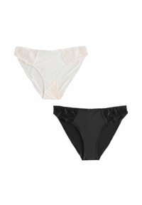 Dwa damskie majtki w stylu bikini, jeden biały, drugi czarny, oba z koronkowymi detalami po bokach, prezentowane na białym tle.