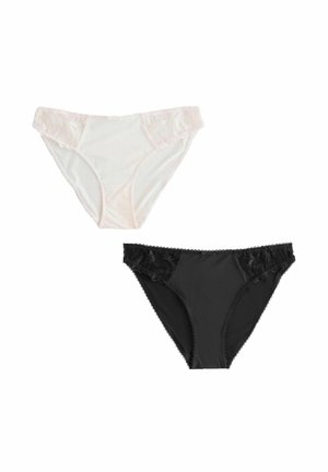 Lenjerie de corp pentru femei în stil bikini, una albă și una neagră, ambele cu detalii din dantelă pe laterale, prezentate pe un fundal alb.