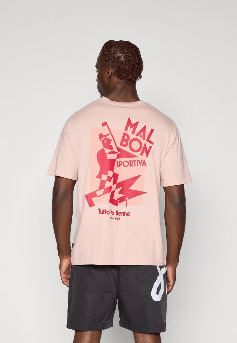 Lyserød bomulds t-shirt med en rød grafisk design med teksten "MAL BON SPORTIVA" og geometriske mønstre på ryggen. Korte ærmer.