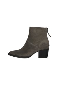 Stivaletto grigio in suede con punta affusolata e tacco a blocco di 3 pollici. Presenta una zip laterale e un logo impresso sul tacco.