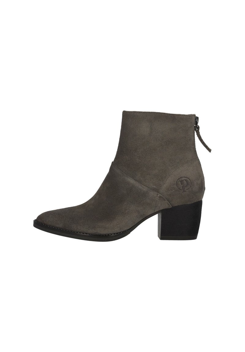 Stivaletto grigio in suede con punta affusolata e tacco a blocco di 3 pollici. Presenta una zip laterale e un logo impresso sul tacco.