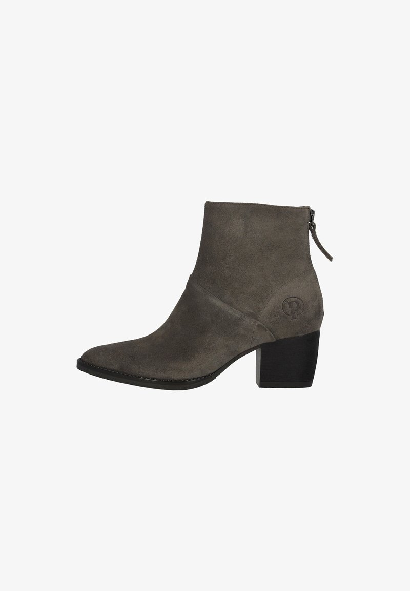 Stivaletto grigio in suede con punta affusolata e tacco a blocco di 3 pollici. Presenta una zip laterale e un logo impresso sul tacco.