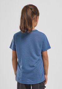T-shirt azul de manga curta, feita de um tecido suave, com um decote redondo e um corte descontraído, apresentando uma bainha reta e sem padrões visíveis.