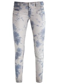 Jeans estampados con flores en gris claro con patrones azules. Diseño slim-fit, cinco bolsillos, cierre de botón y detalles en metal de tono plateado.