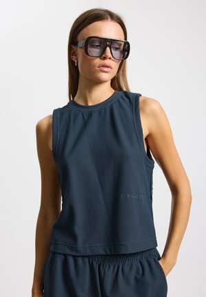Top senza maniche blu navy realizzato in tessuto a rete testurizzato, con scollo arrotondato e vestibilità comoda, abbinato a shorts coordinati.
