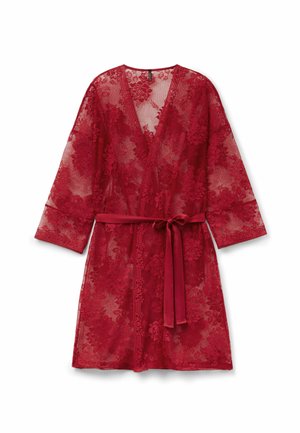Robe en dentelle rouge à manches trois quarts, avec un motif floral et une ceinture en satin assortie. Devant ouvert et bords festonnés.