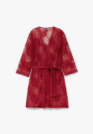 Robe en dentelle rouge à manches trois quarts, avec un motif floral et une ceinture en satin assortie. Devant ouvert et bords festonnés.