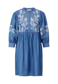 Vestito di jeans con maniche a palloncino, colletto rotondo, chiusura frontale con bottoni e dettagli di ricamo floreale bianco su spalle e corpetto.