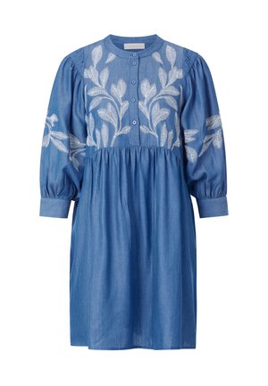 Vestito di jeans con maniche a palloncino, colletto rotondo, chiusura frontale con bottoni e dettagli di ricamo floreale bianco su spalle e corpetto.