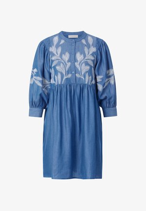 Vestito di jeans con maniche a palloncino, colletto rotondo, chiusura frontale con bottoni e dettagli di ricamo floreale bianco su spalle e corpetto.