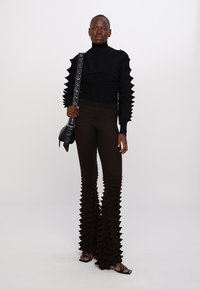 Chet Lo SINGLE SPIKE SLEEVES - Striktrøje - black