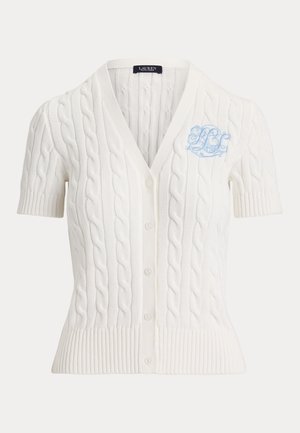 Witte kabelgebreide korte mouw cardigan met V-hals, knoopsluiting aan de voorkant, geribbelde zoom en blauw geborduurd monogram op de linkerborst.