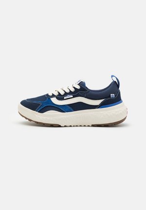 Sneakers blu navy con tomaia in mesh e suede, dettagli bianchi, suola bianca spessa e suola esterna marrone testurizzata. Presentano accenti blu.