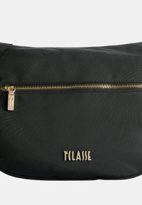 Borsa nera in nylon con superficie testurizzata, dotata di una chiusura a zip dorata e di un accento con logo dorato. Forma rettangolare e finitura morbida.
