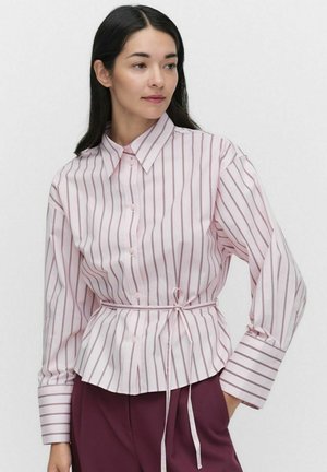 Chemise légère rose à rayures maroon fines, avec des manches longues et une taille cintrée à nouer. Tissu lisse et col classique.