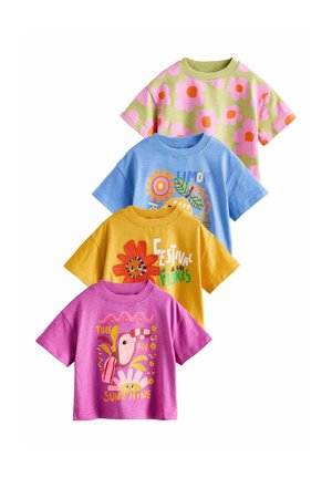 Patru tricouri colorate pentru copii cu imprimeuri grafice cu tematică florală și de soare în roz, albastru, galben și violet.