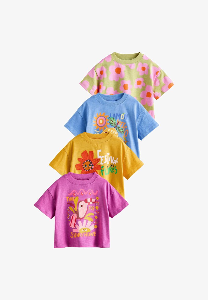 Quatre t-shirts colorés pour enfants avec des motifs graphiques à thème floral et ensoleillé en rose, bleu, jaune et violet.