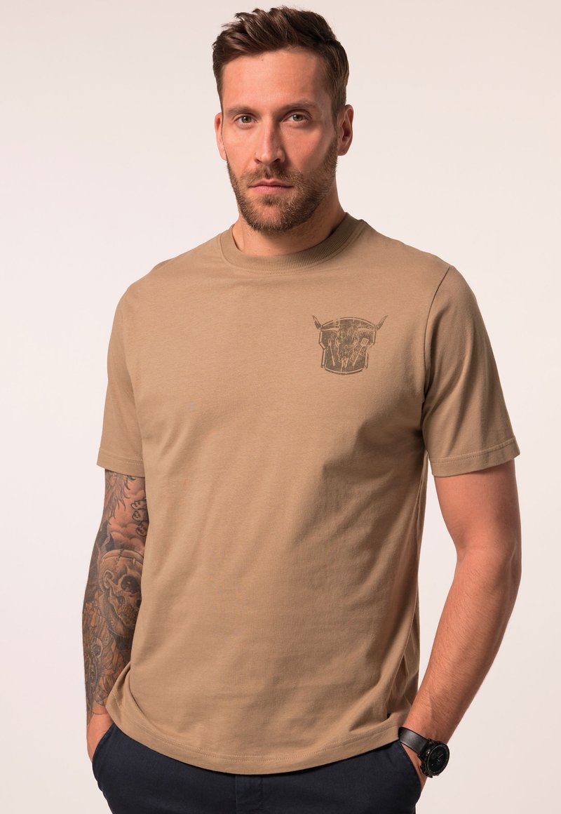 Khaki t-shirt in een katoenmengsel, ronde hals, korte mouwen, met een donker grafisch ontwerp op de linkerborst. Soepele textuur, casual pasvorm.