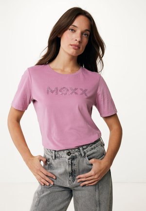 Rosa Baumwoll-T-Shirt mit "Mexx"-Logo aus Strass, Rundhals, kurzen Ärmeln und kombiniert mit hochgeschnittenen grauen Jeans.