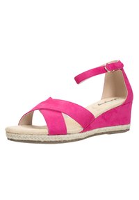 Sandali con zeppa in suede rosa, con fasce incrociate, punta aperta e cinturino alla caviglia. Dettagli a corda attorno alla suola. Finitura morbida e tessurizzata.
