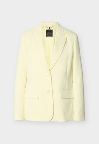 Blazer jaune clair pour femme avec des revers crantés, deux poches avant à rabat et une fermeture à deux boutons, présenté sur un fond blanc.