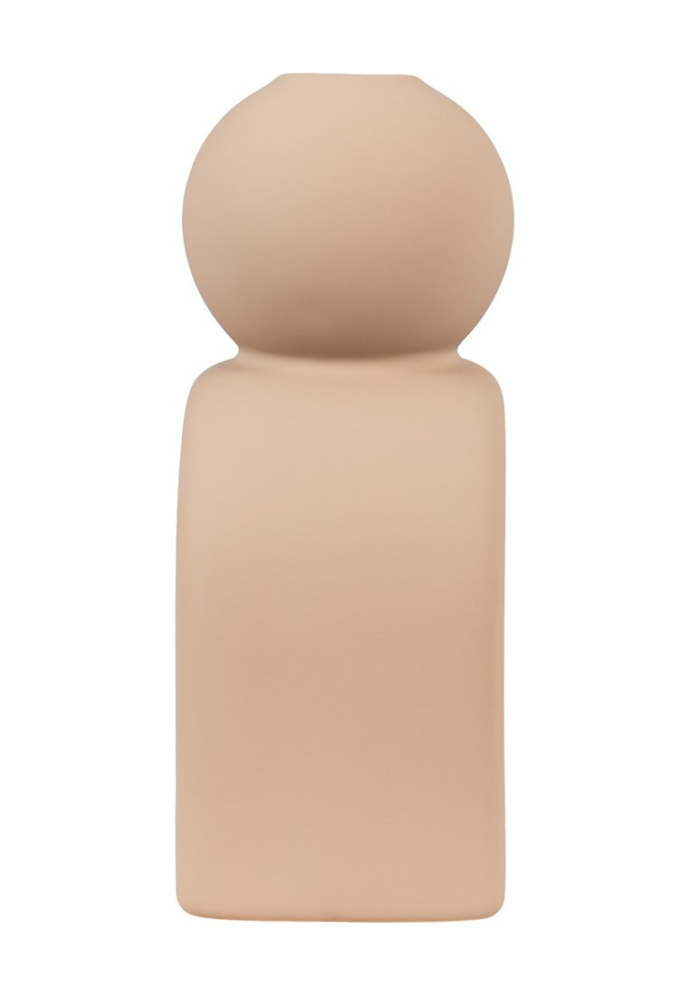 Matowa beżowa ceramiczna waza z zaokrągloną górą i prostokątną podstawą, minimalistyczny design, na białym tle.