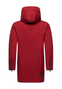 Červená voděodolná parka s kapucí, která má zip, boční kapsy a nášivku na rukávu. Hladký povrch.