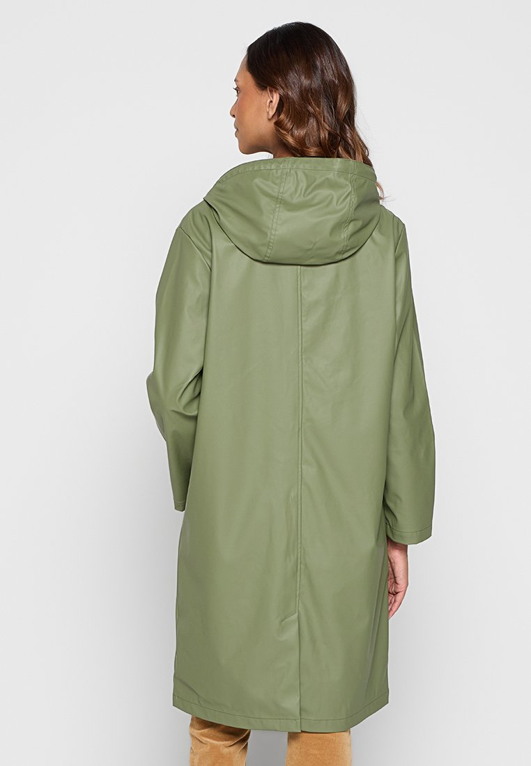 Olive green raincoat z kapturem, wykonany z gładkiego, wodoodpornego materiału, charakteryzujący się luźnym krojem i długimi rękawami oraz długością sięgającą ud.