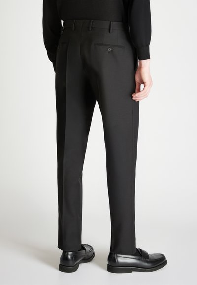 Schwarze maßgeschneiderte Hose mit geradem Schnitt, ausgestattet mit einer glatten Textur, zwei Gesäßtaschen mit Knöpfen und minimalen Nähdetails.
