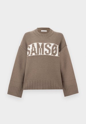 Ruskea neulepusero pyöreällä pääntiellä, lasketuilla harteilla ja resoreilla hihoissa. Edessä valkoinen raidallinen teksti "SAMSON".