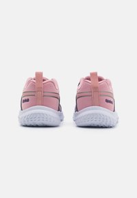 Zapatillas deportivas rosas con un upper sintético suave, acentos oscuros en contraste, tira de sujeción y suela blanca texturizada para un mejor agarre.