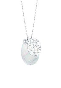 Sølv halskæde med en oval iriserende vedhæng med florale udsnit og en lille rund ædelsten som accent.