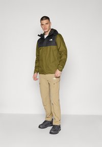 The North Face M QUEST ZIP-IN JACKET - EU - Lauko striukė - forest olive/black