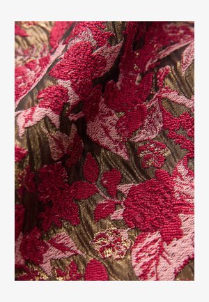 Piros és rózsaszín virágos hímzés struktúrált fekete anyagon, bonyolult mintákkal és fémes díszítésekkel. Gazdag színek és rétegzett kialakítás.