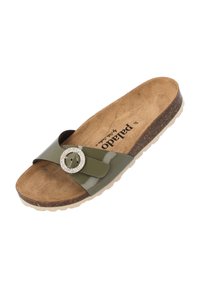 Sandale à glissière en vernis vert olive avec une large sangle, une boucle ornée de strass circulaires et une semelle en liège texturée sur une semelle en caoutchouc crème.